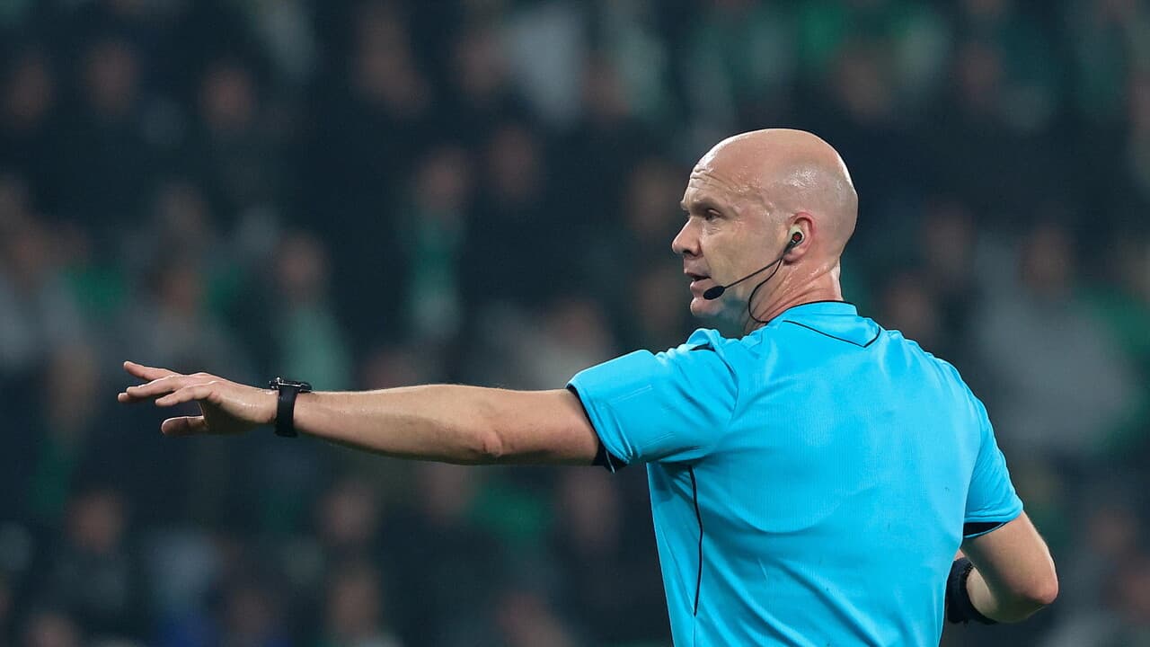Si ritira l'arbitro Taylor, fece infuriare Mourinho e i romanisti