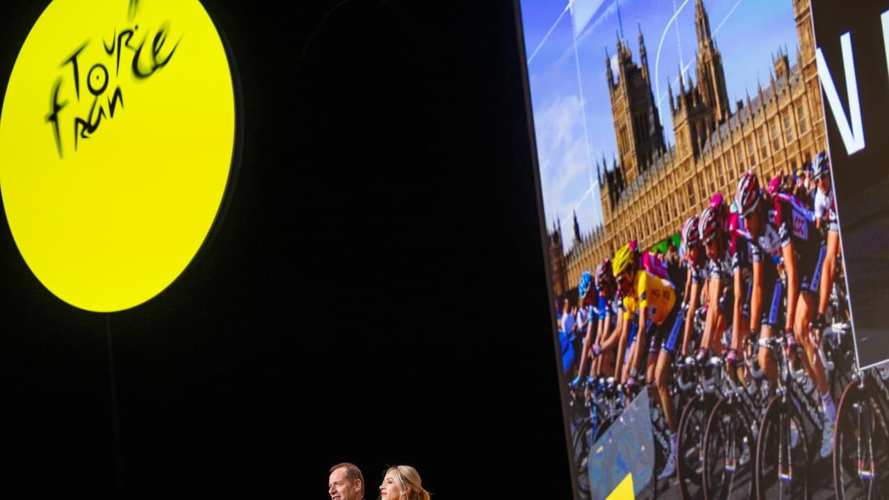 Il via da Edimburgo, Pirenei e finale a Parigi: svelato il Tour 2027