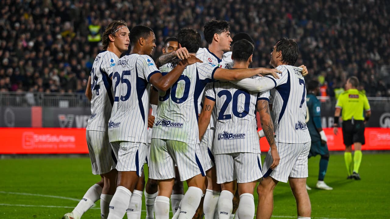 L'Inter soffre a Venezia ma con due autogol aggancia la Lazio