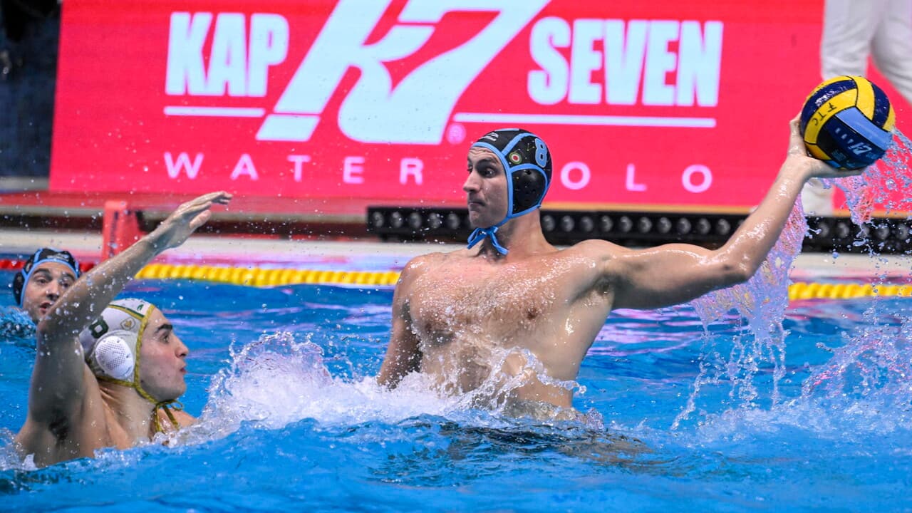Pallanuoto: la Pro Recco in costume e calottina per le strade di Tokyo