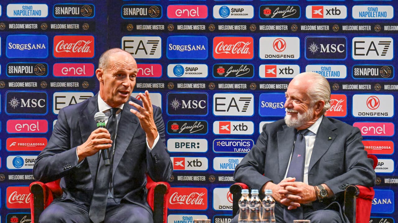 Allegri e lo staff tecnico presentati in ritiro ai tifosi del Napoli