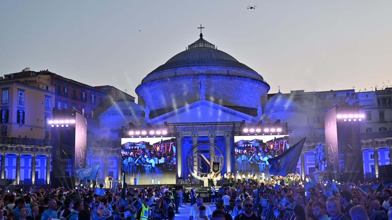 Cento anni di calcio e passione, Napoli si tinge d'azzurro per la festa