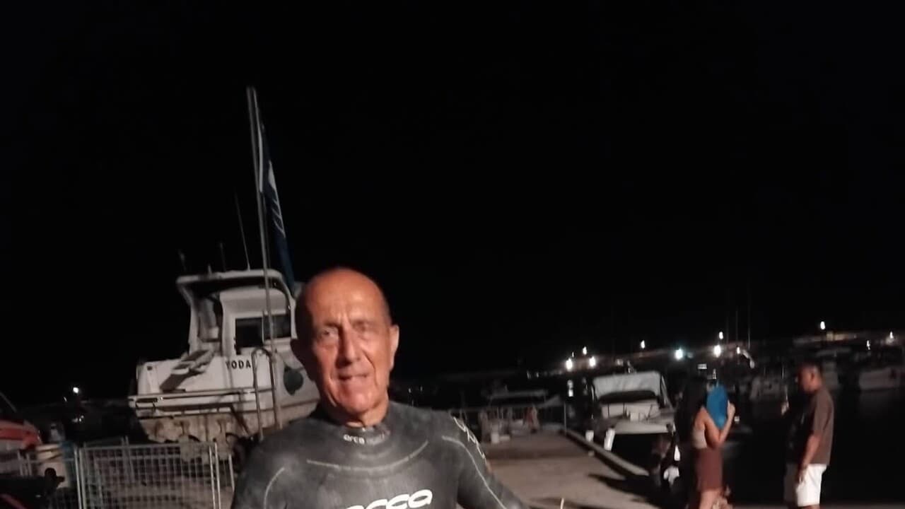 A 72 anni completa la 35 chilometri in mare, è la sua decima gran fondo