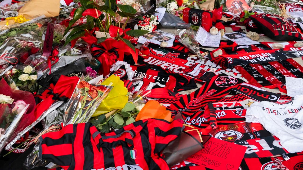 Baresi: il feretro nella basilica tra gli applusi e il coro "c'è solo un capitano"