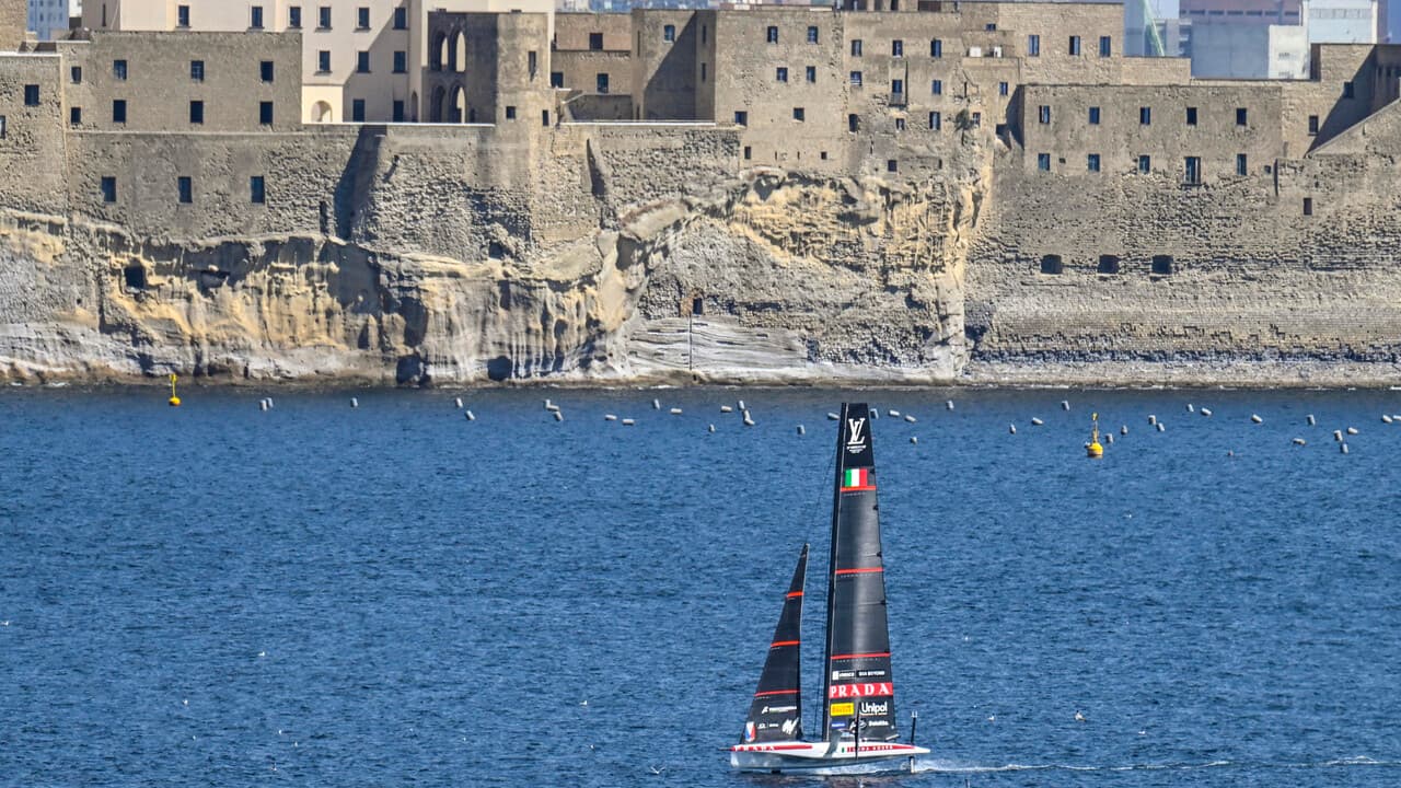 Il vento fa le bizze, ma Luna Rossa non delude: show a Napoli