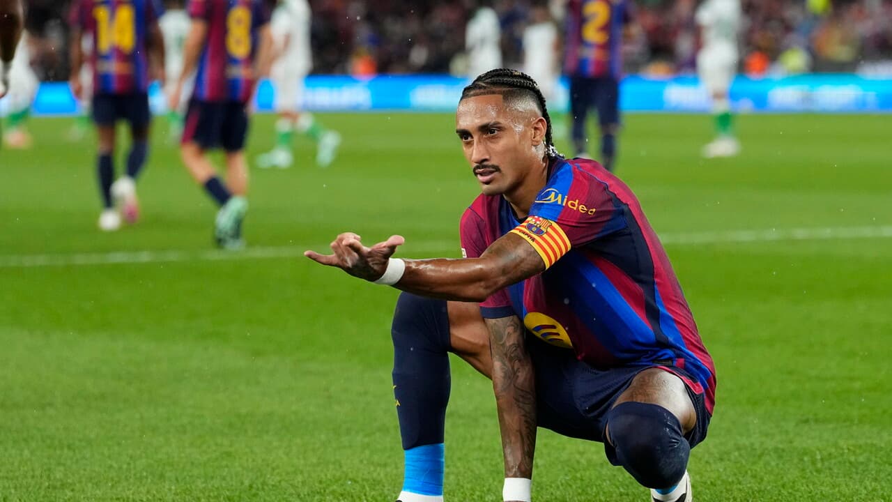 Liga: tripletta di Raphinha, il Barcellona ribalta il Siviglia e consolida la vetta