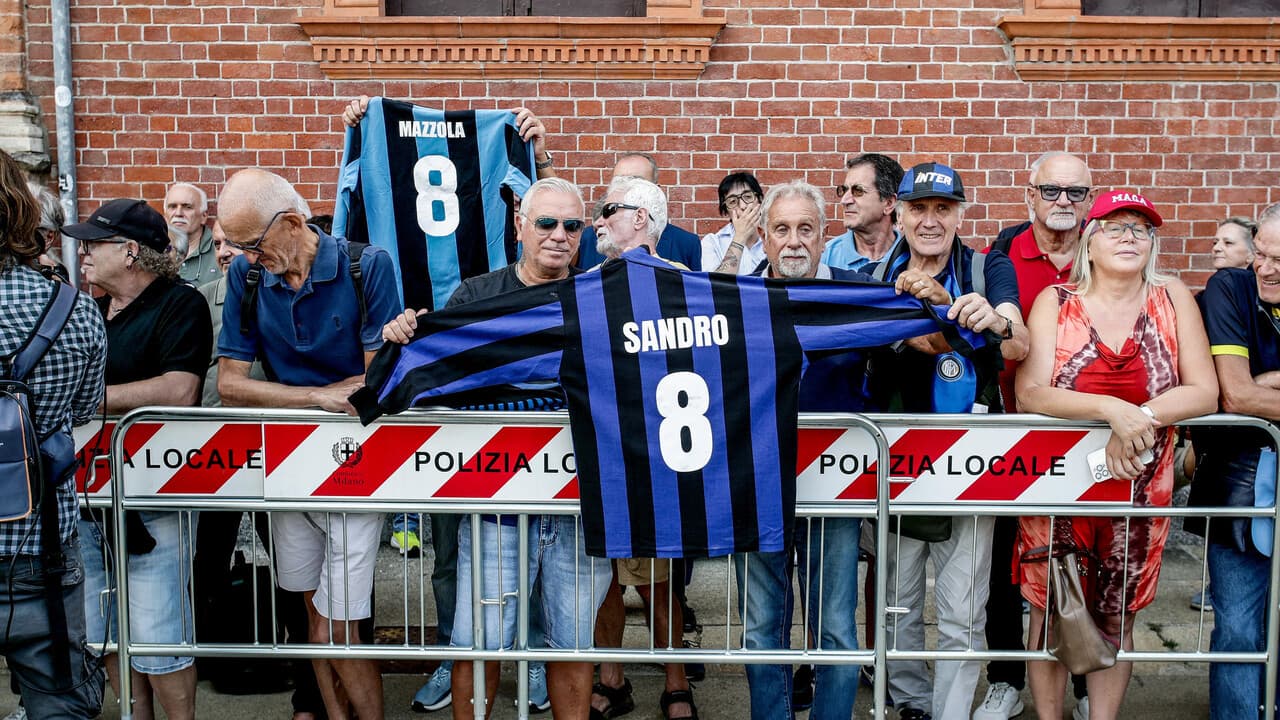 L'addio a Mazzola: striscione ultras ai funerali, 'il tuo nome nella storia dell'Inter'
