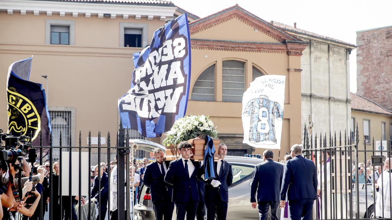 Gli ultras ai funerali di Sandro Mazzola: 'Il tuo nome nella storia dell'Inter'