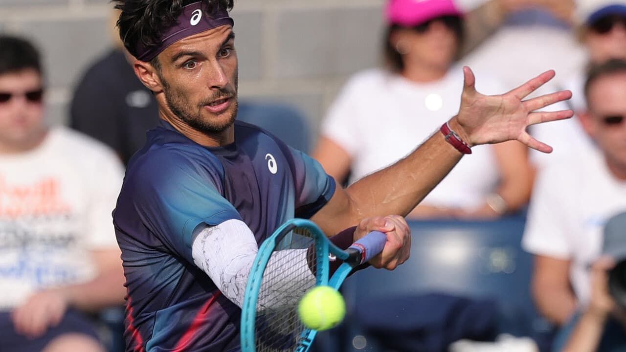 Musetti vince il derby con Cobolli e va in finale a Lione
