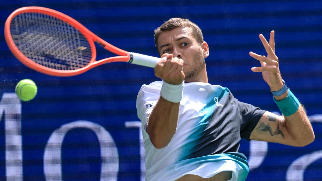 Tennis: Cobolli rimonta e vince, è in semifinale a Lione